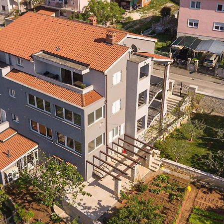 Apartment Flora พูลา ภายนอก รูปภาพ