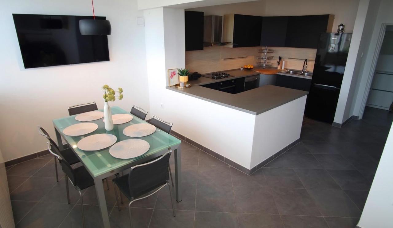 Apartment Flora พูลา ภายนอก รูปภาพ