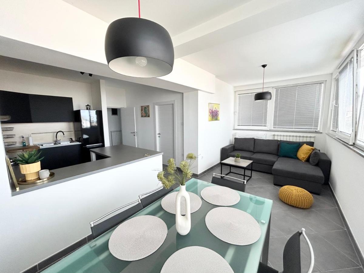 Apartment Flora พูลา ภายนอก รูปภาพ
