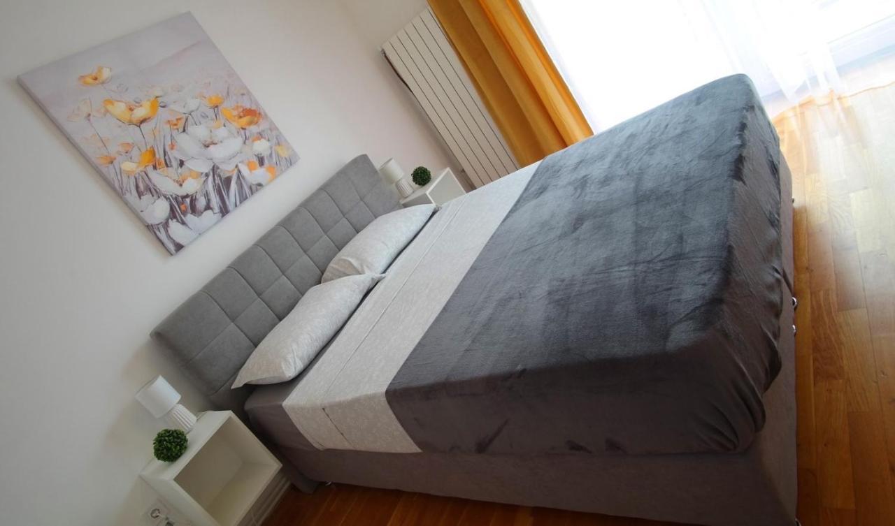 Apartment Flora พูลา ภายนอก รูปภาพ